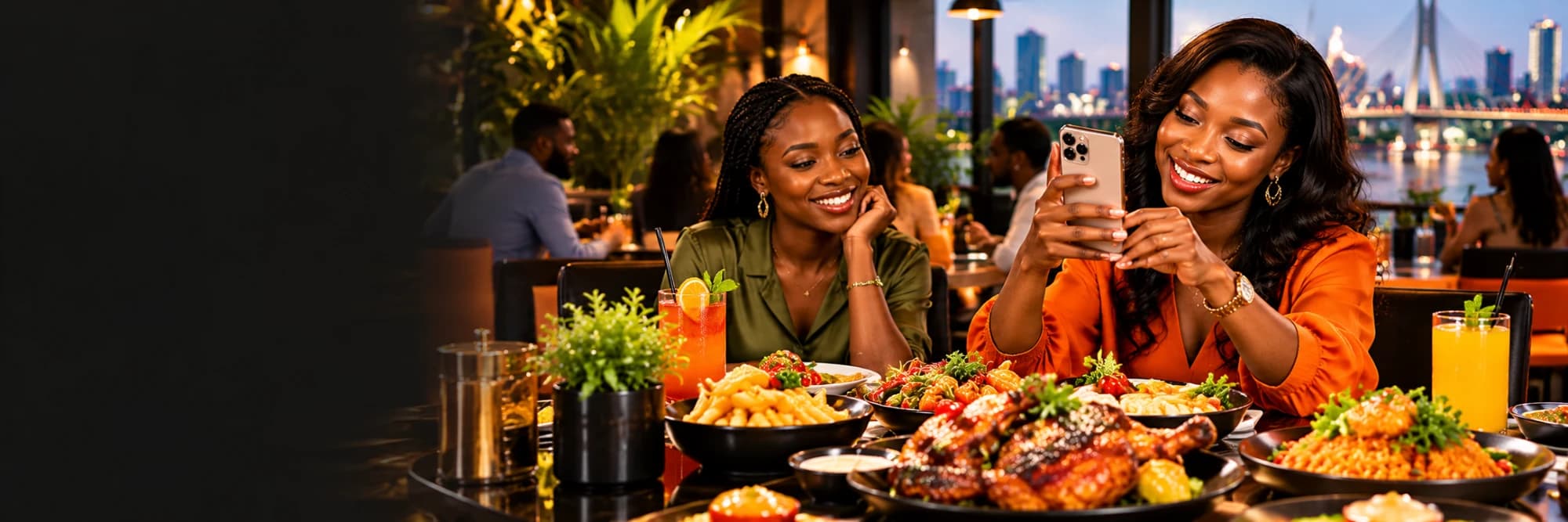 Deux amies attablées au restaurant partagent leur repas en photo sur leur téléphone